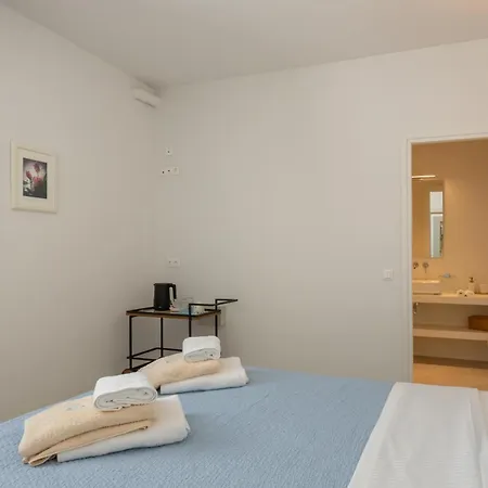 Luxurious Ioli Páros